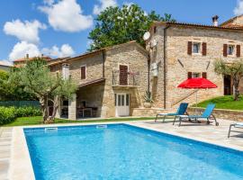 Villa Zoro with a lovely garden and a private POOL in the middle of Istria, kotedžas mieste Pazinas
