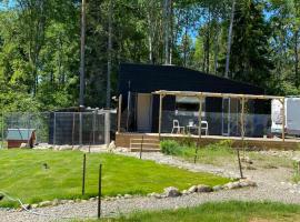 Tiny house in the middle of nature, hotel en Åkersberga