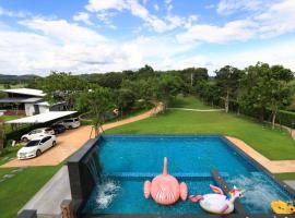 Phu Plearn Ta Pool Villas Khaoyai, hotel in Ban Bung Toei
