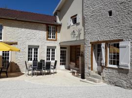 Chez Madgi et Jean-Mi, guest house in Froncles