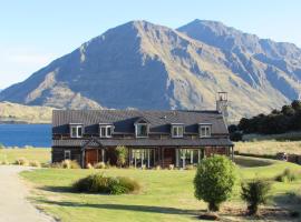 Buchanan Lodge - 60 acres on Wanaka lakefront: Wanaka şehrinde bir otel