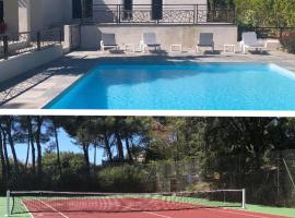 Grande propriété avec Piscine et Terrain de tennis privés, hospedaje de playa en Les Lecques