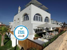 Golden Beach Guest House & Rooftop Bar, hotel romántico en Faro