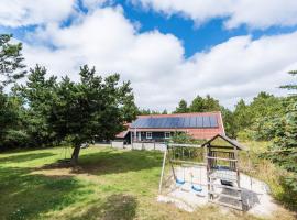 8 person holiday home in Blåvand, Hotel in Blåvand
