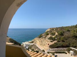 Apartamento em cima da praia - Carvoeiro - Algarve، فندق في Poço Partido