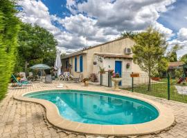 Pretty house with private fenced pool, hotel with parking in Clarensac