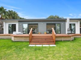 Sky Above Beach Below - Waihi Beach Holiday Home، مكان عطلات للإيجار في شاطئ وايهي