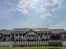 SERDANG LAKE VIEW RESORT, hotel with parking in Sungai Kechil