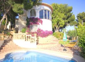 Lleus Villa Sleeps 8 with Pool and WiFi: Lleus şehrinde bir otel