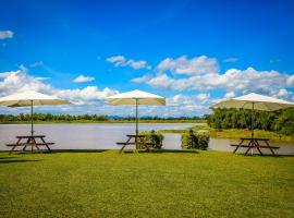 Uthai River Lake Resort, hotel in Ban Nong Nam Khan