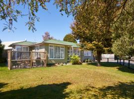 Accommodation Fiordland -The Three Bedroom House at 226A Milford Road, motel di Te Anau