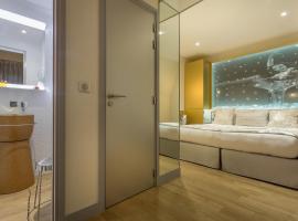 Hotel Les Bulles De Paris, hotel in Paris