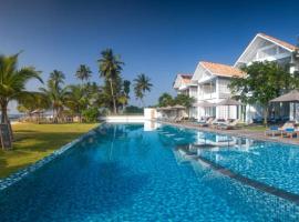 Sri Sharavi Beach Villas & Spa - with 43 metre saltwater infinity pool, hotel in Mirissa