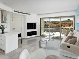 Beautiful 2bd family apt by the beach - pool & parking & gym