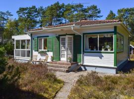 Awesome Home In Hllviken With Kitchen, къща тип котидж в Хьолвикен