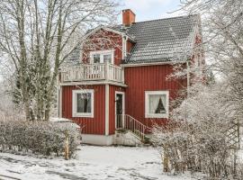 Nice Home In Filipstad With 3 Bedrooms, hotel amb aparcament a Filipstad