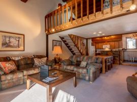 Sunburst Condo 2749 On Golf Course with Mt Views and Elkhorn Amenities, hotel a Elkhorn Village