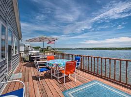 Waterfront Cape Cod Cottage with Beach and Deck!, vila di Wareham