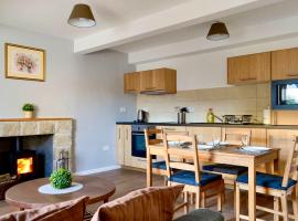 The Wee Coolins-holiday home with wood burner: Strathcarron şehrinde bir otel