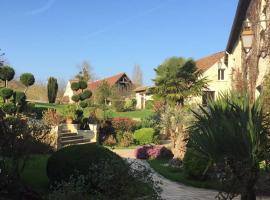 Beautiful country house located 50min from Paris Eiffel Tour - Demeure d'exception à 50min de Paris Tour Eiffel, hotel with parking in Hodent