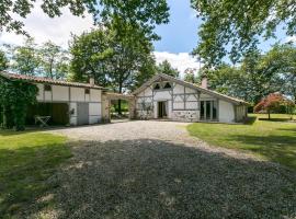 Typical holiday home with large garden, goedkoop hotel in Laluque