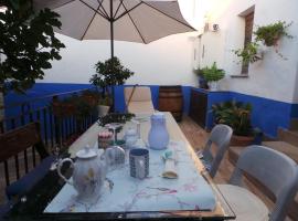 Apts con encanto y patio en monfrague, hotel v destinácii Torrejón el Rubio