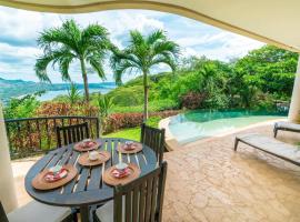 Hacienda-Style Villa with Pool and Sweeping Ocean Views Above Potrero, hotel s bazenima u gradu 'Potrero'