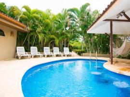 Charming unit that sleeps 4 - with pool - walking distance from Brasilito Beach, hébergement à Brasilito