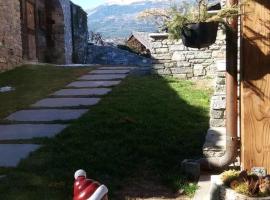 One bedroom appartement with enclosed garden and wifi at Aymavilles 7 km away from the slopes, hotel in Aymavilles