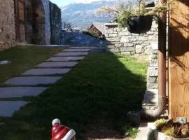 One bedroom appartement with enclosed garden and wifi at Aymavilles 7 km away from the slopes