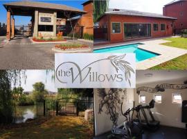 OR Tambo Self Catering Apartments, The Willows, מלון בבוקסבורג