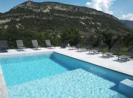 Le Mas des Fontettes, gite 14 personnes, piscine chauffée, propriété 5ha, barbecue, hotel with parking in Sahune