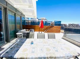 Stunning Penthouse with sea views and private heated pool, rental liburan di Eilat