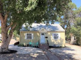 Beautiful Bungalow Next to UNC - Free Cruiser Bikes!, hotel with parking in Greeley