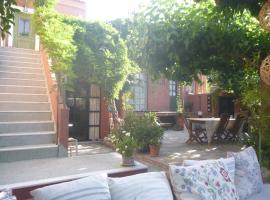 Small Guesthouse In The Garden, hostal o pensión en Amarinto