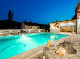 Deluxe Apartment Paula with private Pool and Sauna