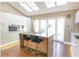 GRANIC MEWS - Luxury home with CINEMA ROOM by ST IVES GOLF COURSE, HARDEN, hotell i Bingley