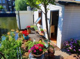 Romantic quiet studio on the canal, B&B in Amsterdam