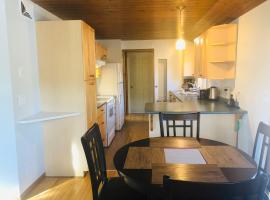 Midnight Sun Vacation Home, resort trượt tuyết ở Whitehorse