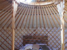 Yourte au naturel, luxury tent in Druyes-les-Belles-Fontaines