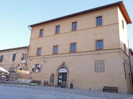 Rooms and Wine al Castello – hotel w mieście Monteriggioni