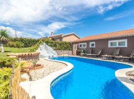 House Tomas with Pool near Pula, Istria, Ferienhaus Istrien, hotel in Marčana