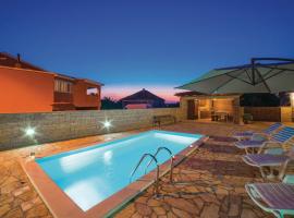 Luxury Villa Maria with Pool โรงแรมในGalovac