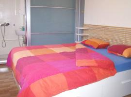 Air conditioned STUDIO in quite garden with barbecue Athens, hotel i Athen