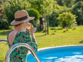 Holiday Home Arcadia with pool, hot tub and sauna, smeštaj za odmor u gradu Pleškovec
