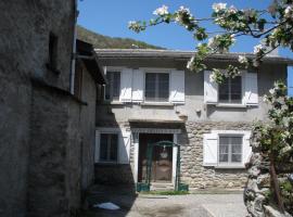 gîte au coeur des Pyrénées ariegeoises, hôtel à Miglos