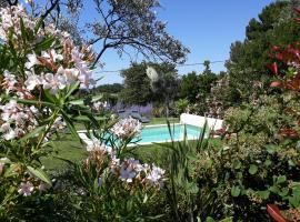 Parfums de Provence "Le Lavandin" Piscine chauffée & Spa，韋松拉羅曼的度假屋