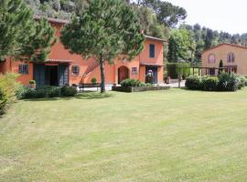 Holiday Home in Montopoli Valdarno with Pool, hotel s parkiriščem v mestu Castiglione del Bosco
