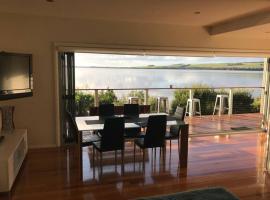 Amazing Ansons Bay Absolute Waterfront Beach House, hotell i Ansons Bay