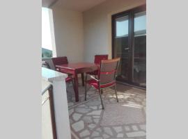 One bedroom apartment with two terraces in an orchard，Mrljane的公寓